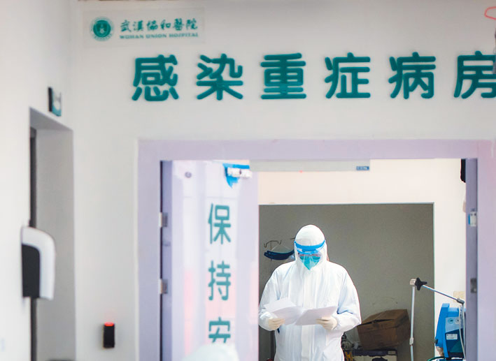 ▲堅守抗擊疫情最前線,千千萬萬白衣衛士搶救每條病人性命,圖為28日武漢協和醫院的一線醫護人員。(新華社資料照片)
