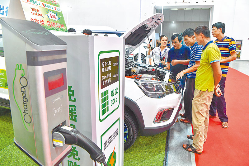 大陸2020年新能源汽車補貼退場政策可能延緩。圖為南海車展上的新能源汽車成為眾人關注焦點。(中新社資料照片)
