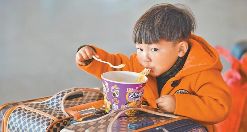 ▲飯店的泡麵較當地高速公路服務區的價格貴上許多。 (中新社資料照片)