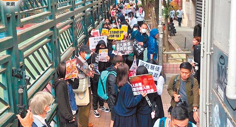 示威人士6日在全港多區發起「和你Lunch」活動,銅鑼灣隊伍沿軒尼詩道向灣仔前進。(取自東網)