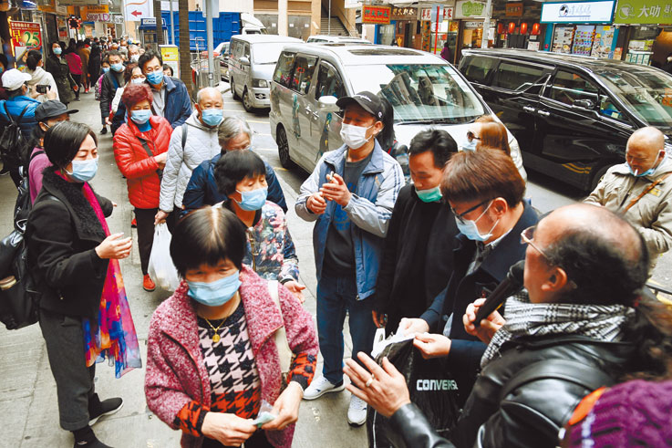 口罩消耗量大。圖為2月10日香港街頭人人戴口罩。(中新社)