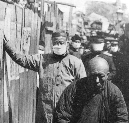 1910年東北鼠疫爆發,民眾戴伍氏口罩保護自己。(取自新浪微博@讀史知天下)