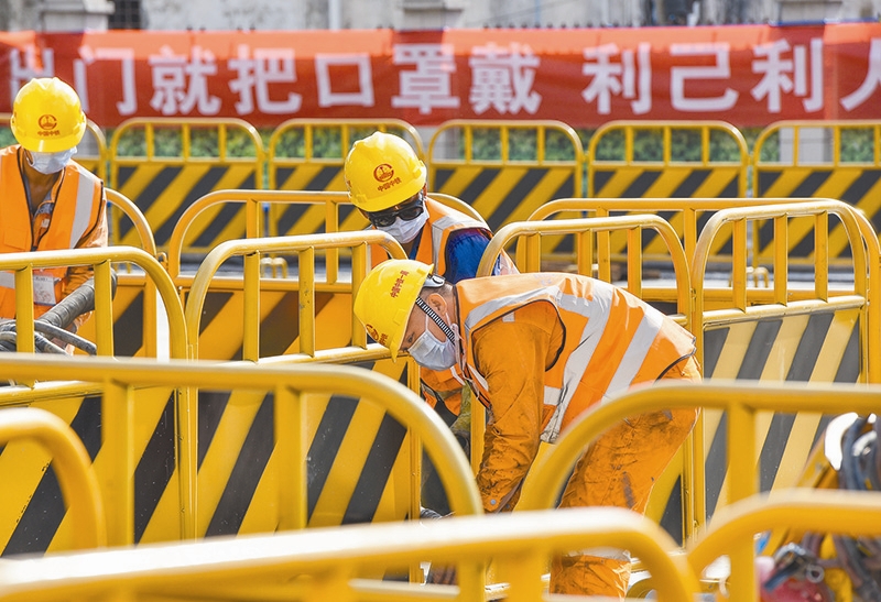 粵港澳大灣區重點項目復工。圖為2月26日,中鐵一局工程人員在廣州地鐵11號線廣園新村地鐵站進行車站圍護結構施工。(新華社)