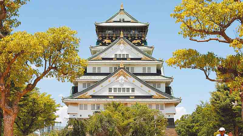 日本大阪的天守閣,是關西地區重要景點,今年造訪人數大減2成。(新華社)
