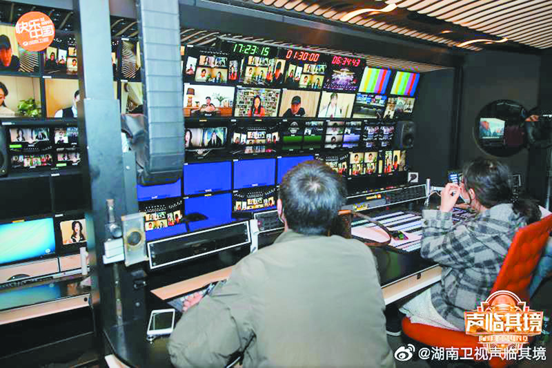 大陸綜藝節目《聲臨其境》採「雲錄製」製作節目,讓藝人在家與電視台導播室連線。(取自新浪微博@湖南衛視聲臨其境)