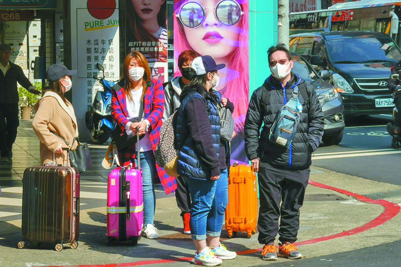 台北街頭上,幾位韓國遊客戴口罩出行。(本報系資料照片)