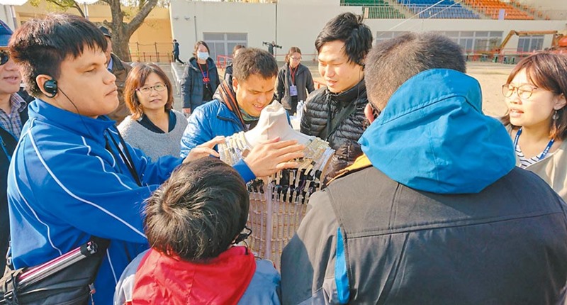 視障朋友觸摸平衡桿等道具,體驗馬戲團表演時的緊張與刺激。(陳淑娥攝)