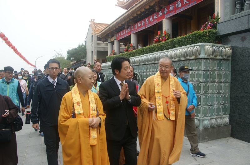 中國佛教會理事長淨耀法師(右)與副理長 見引法師陪同 準副總統賴清德蒞臨法會現場(圖/中國佛教會提供)
