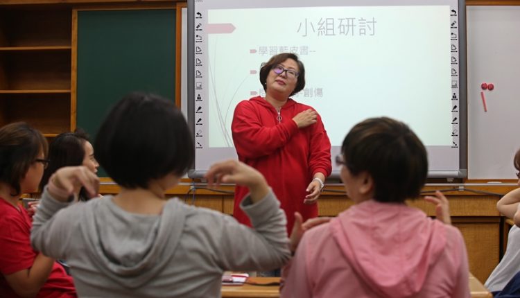 王家華媽媽周玲玲到台北市大附小舉辦講座，就自身經驗提供老師更多參考意見。（陳君瑋攝）