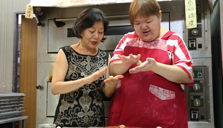 王家華到南西老師創意造型蛋糕店學習已十多年，除了製作糕點，南西老師也給她很大的鼓勵與支持。（陳君瑋攝）