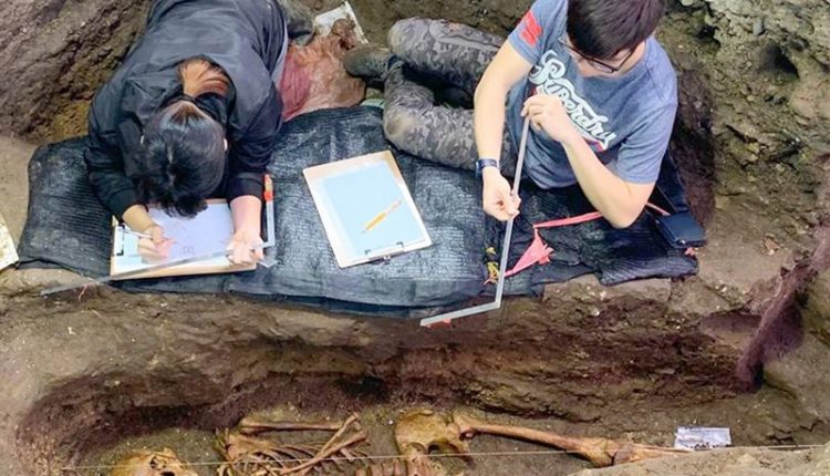 考古團隊在諸聖教堂遺址挖出歐洲人遺骸，並測量記錄各項數據。（基隆市文化局提供）