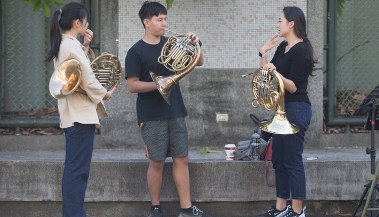 為了學生能夠在音樂路上走得更遠，黃培彥甚至一度自費請來各聲部的優秀教師。（杜宜諳攝）