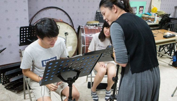 為了學生能夠在音樂路上走得更遠，黃培彥甚至一度自費請來各聲部的優秀教師。（杜宜諳攝）