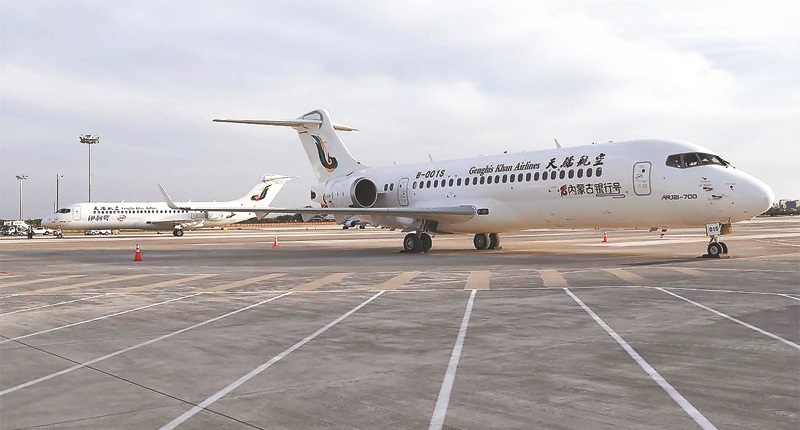 天驕航空ARJ21-700飛機從呼和浩特白塔國際機場起飛。(中新社資料照片)