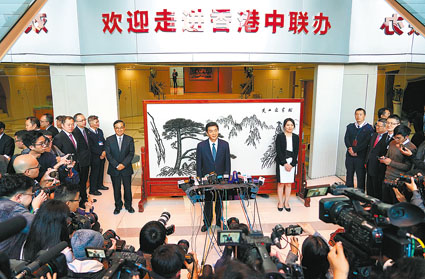 1月6日,大陸新任中央政府駐港聯絡辦主任駱惠寧會見記者。(中新社)