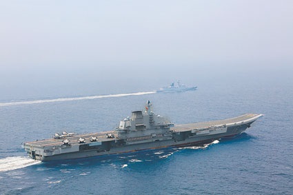 大陸航母遼寧艦(下)與煙台艦在某海域機動航行。(新華社資料照片)