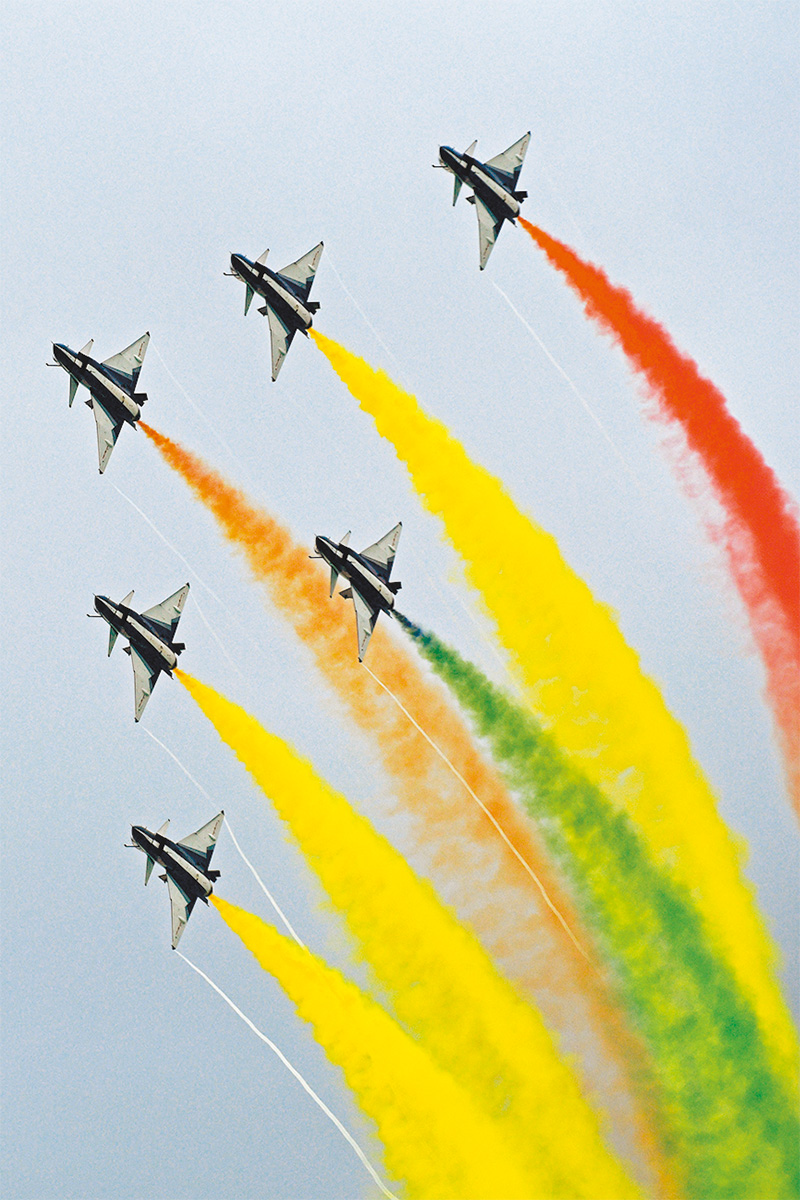 2020年2月12日,大陸空軍八一飛行表演隊在新加坡航展開幕式上進行飛行表演。(新華社資料照片)