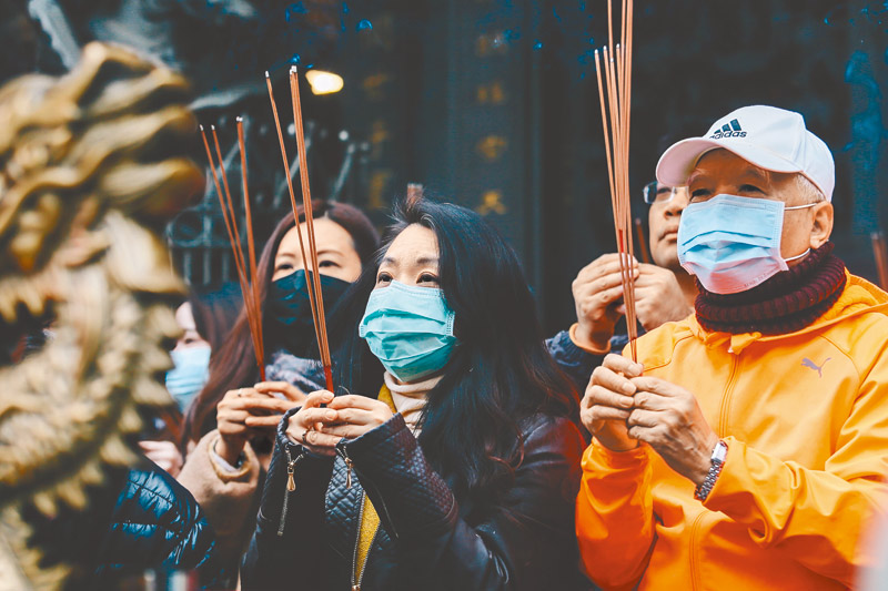 ▲大陸新型冠狀病毒疫情擴散,不少民眾戴著口罩前往廟宇拜拜。(本報系資料照片)