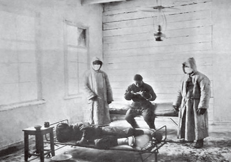 1910年東北鼠疫,醫護人員將疑似染病的患者隔離。(取自新浪微博@書香可人)
