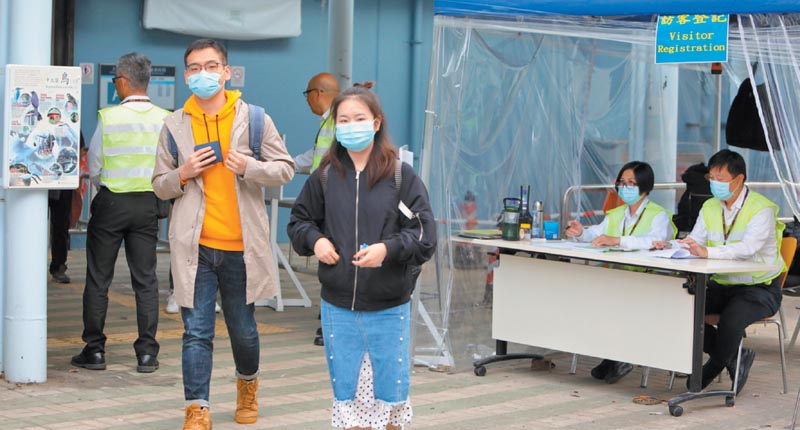 ▲1月6日,香港中文大學復課,第二學期展開,大部分學生配戴口罩預防病毒感染。(中新社)