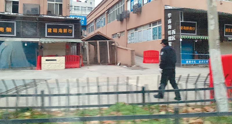▲武漢華南海鮮市場周邊。(中新社資料照片)