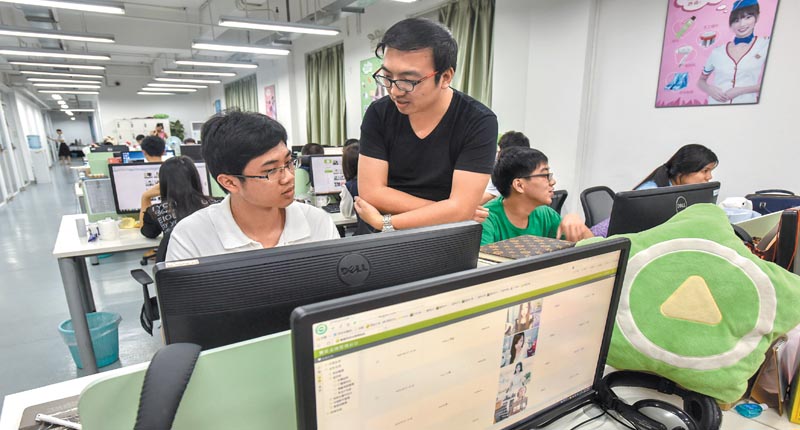 廣州一網路平台的網監團隊在進行安全監管。(新華社資料照片)
