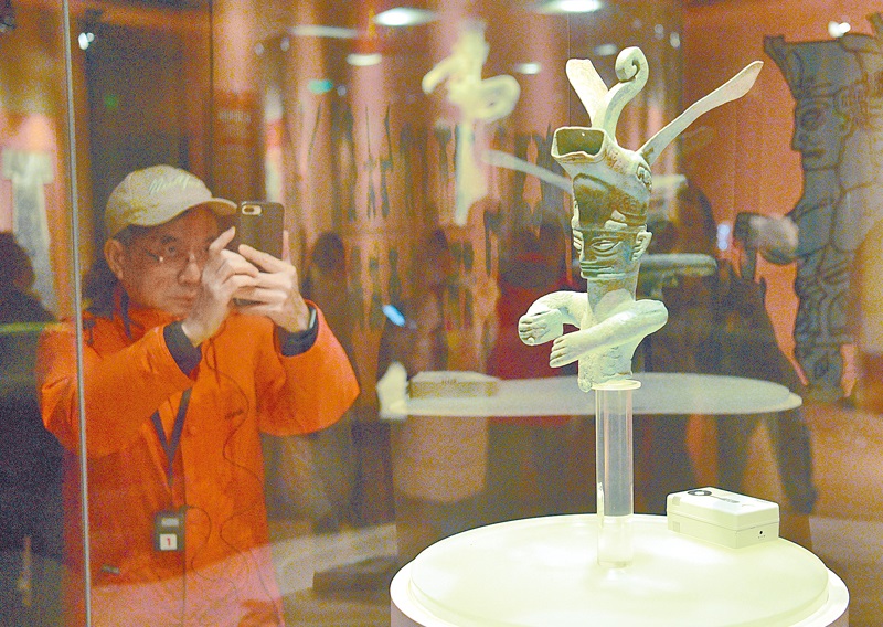 2019年2月25日,四川廣漢三星堆博物館內陳列的「青銅人」。(中新社)