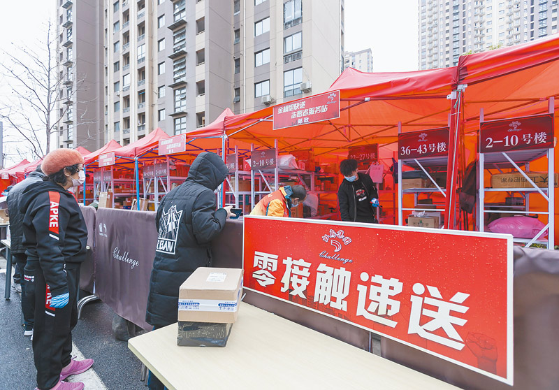 上海市虹口區彩虹灣社區搭建「快遞集市」,落實零接觸遞送。(新華社)