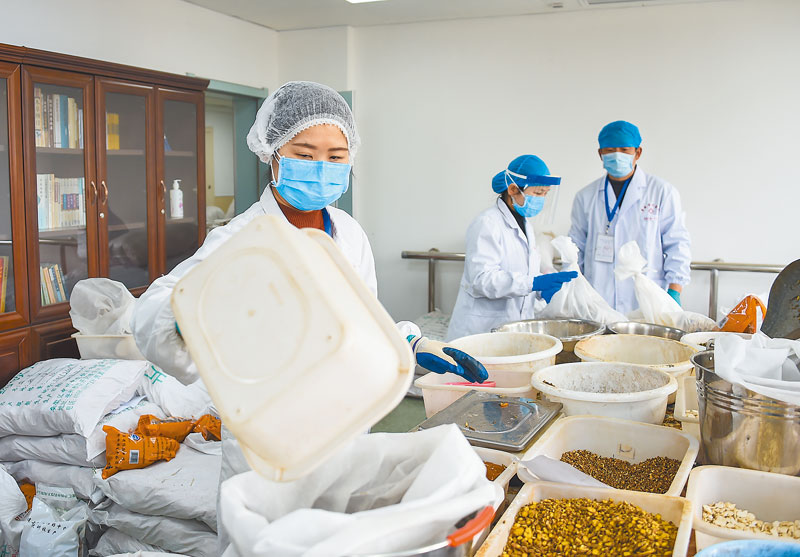 ▲湖北孝感中醫醫院藥劑師在分揀用於製作湯劑的藥材。 (新華社資料照片)