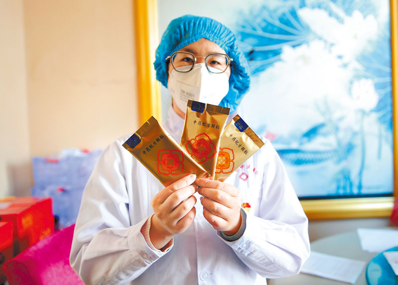 ▲醫護人員展示根據《新型冠狀病毒感染的肺炎診療方案》研製的中藥製劑。(中新社資料照片)