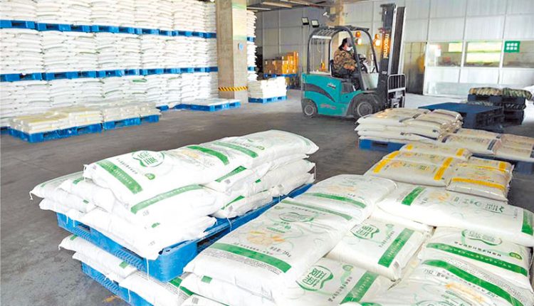 西安國際港務區愛菊糧油工業集團的麵粉庫內，堆高機忙碌搬運麵粉。（取自新浪微博@西安發布）