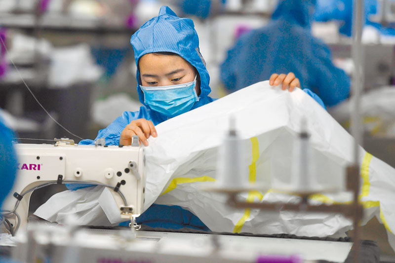 ▲陸企支援抗疫積極轉產,圖為3月3日,戶外用品生產企業浙江泰普森公司,工人在趕製醫用一次性防護服。(新華社)