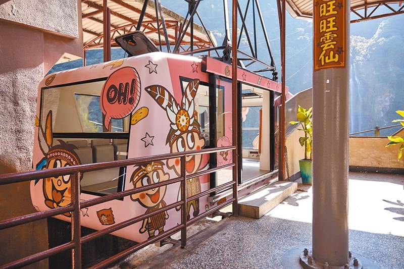 雲仙樂園即日起至4月24日推出賞櫻趣「吾」福同享方案,平日搭空中纜車就可享園區吃、喝、玩、樂、住5折優惠。(雲仙樂園提供/葉書宏新北傳真)