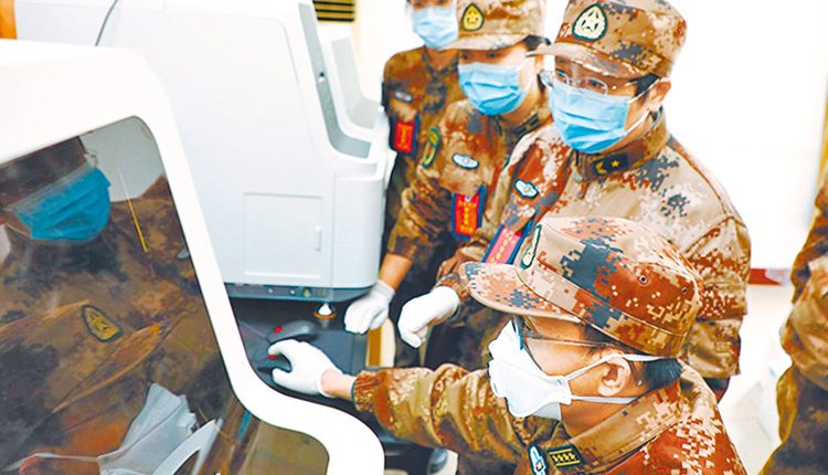 大陸女將軍陳薇所帶領的研究團隊在實驗室裡查看核酸檢測數據。（取自中國軍網）