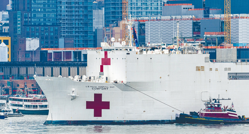 3月31日,美國海軍醫院船「舒適」號抵達紐約。(新華社)