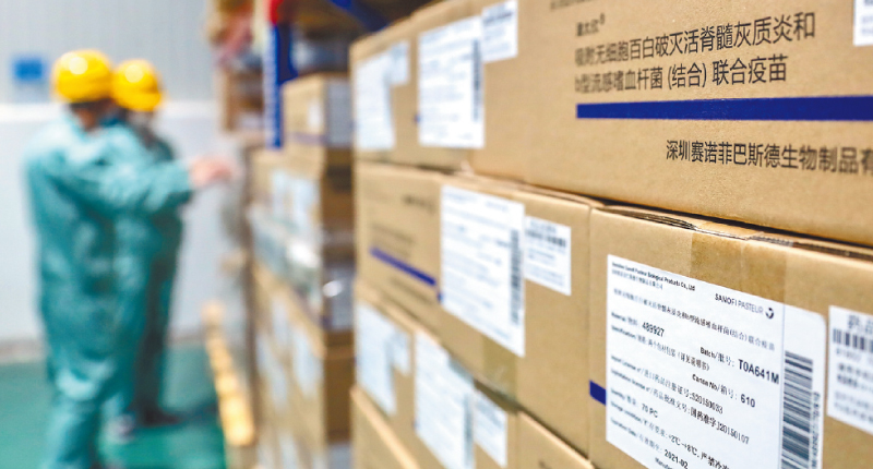 3月27日,工作人員在一北京物流中心核對疫苗產品。(新華社)