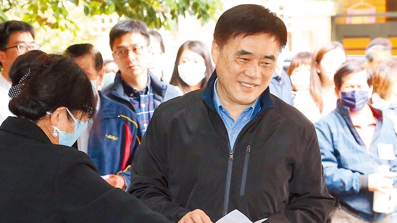 國民黨主席候選人郝龍斌3月7日上午到投開票所投票。(本報系記者季志翔攝)