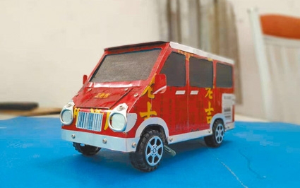 汽車模型上還有易開罐原有的字樣。(取自中新網)