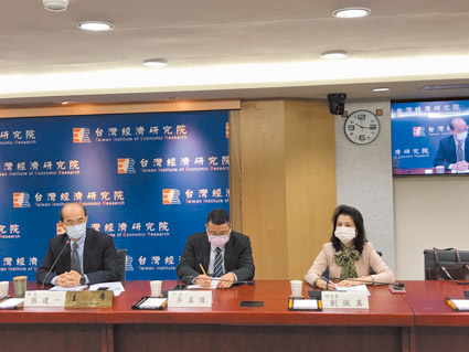 3月25日,台經院公布2月台灣三大營業氣候測驗點同步呈現下滑。(記者林汪靜攝)