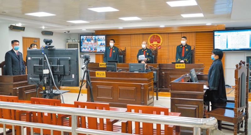 2月13日,廣東一法院以線上視訊方式,宣判一起妨害新冠肺炎疫情防控犯罪案。(中新社)