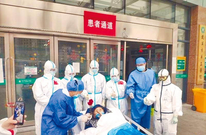 3月16日,大陸最年長患者,104歲的李奶奶康復出院。(取自新浪微博@武漢發布)