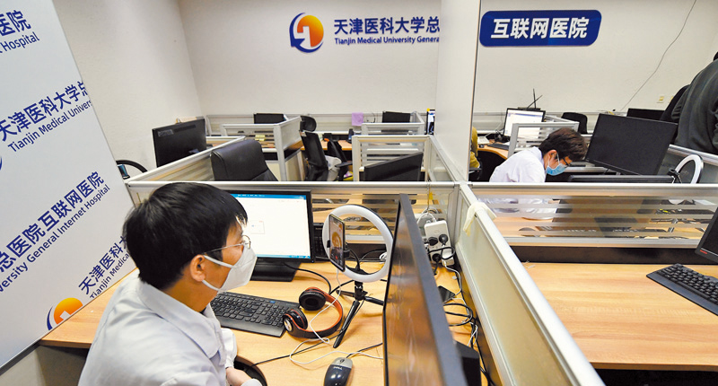 3月3日,天津醫科大學總醫院的醫生用手機視頻進行線上問診。(新華社)
