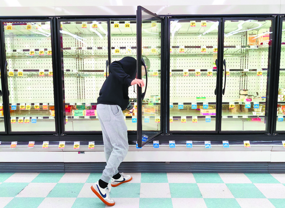▲美國疫情蔓延,大量食品購買需求,讓美國不少地區的超市供應出現短缺。(中新社資料照片)