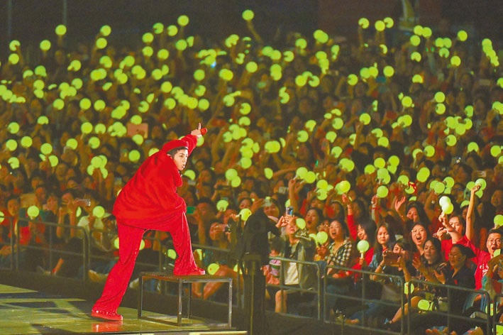 2019年11月15日,「2019華晨宇火星演唱會」在海口五源河體育場開唱。(中新社)