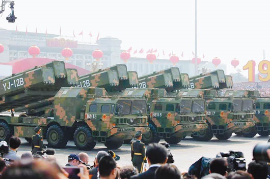2019年10月1日,中共建政70周年閱兵在北京天安門廣場舉行,鷹擊-12B飛彈方隊受閱。(中新社)