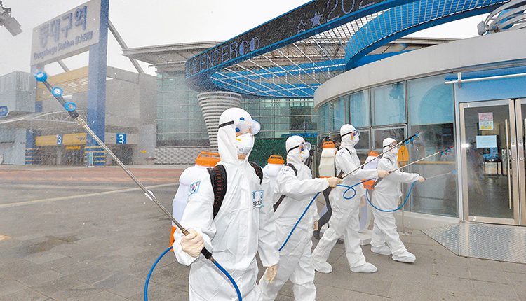 南韓陸軍支援隊2月29日在大邱車站進行消毒。（新華社）