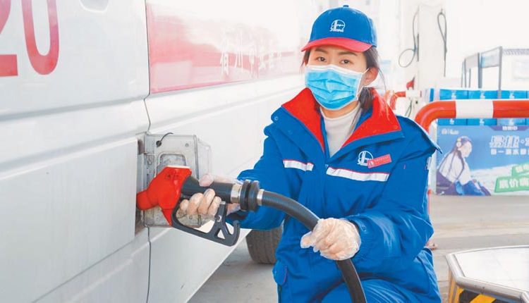 一名加油站女員工，在替民眾加油。（取自新浪微博@中國石化）