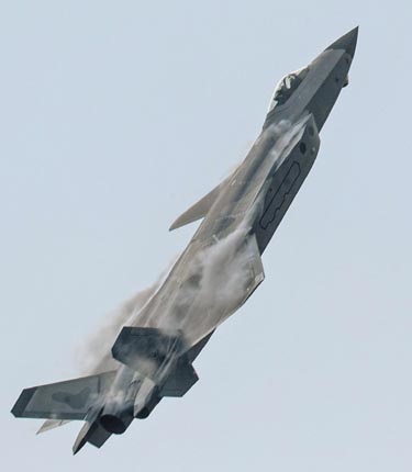 2018年11月11日,全新塗裝的解放軍殲-20戰機在珠海航展亮相。(新華社資料照片)