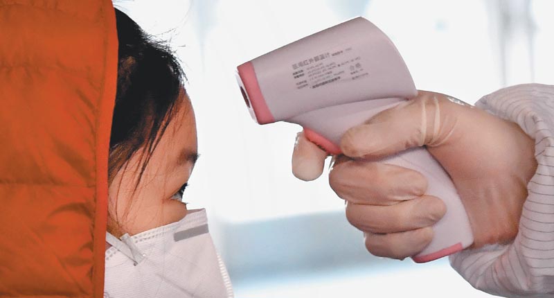 學生出門前先量一次體溫。(新華社資料照片)