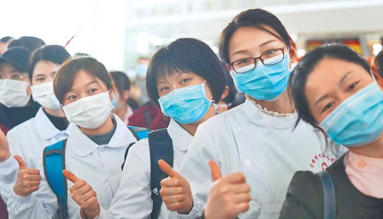 江西援助武漢醫療護理隊成員，3月8日在南昌市昌北機場準備登機。 （新華社）